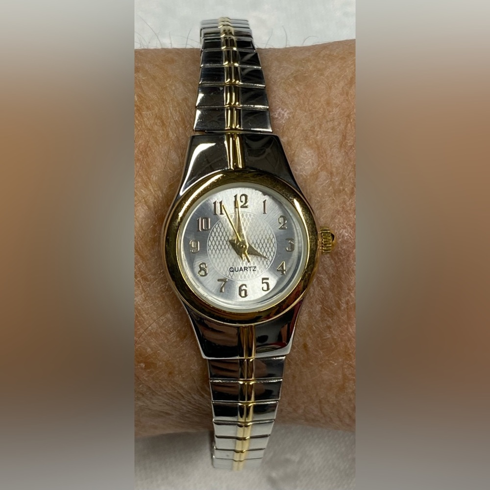 EUC Ladies Quartz Watch with second hand Silver tone & Gold tone (needs battery)